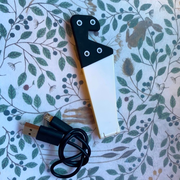 Phone/ Ipad mini stand and charger - Picture 1 of 4